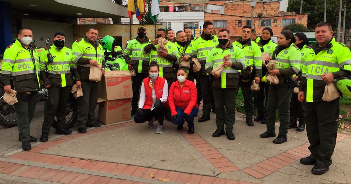 Huevos Santa Reyes entrega desayunos a los Héroes Ocultos de Bogotá